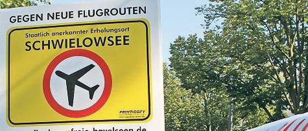 Dagegen. Am Montag zogen 500 Flugrouten-Gegner aus den Gemeinden Schwielowsee und Michendorf sowie der Stadt Werder (Havel) vor die Potsdamer Staatskanzlei.