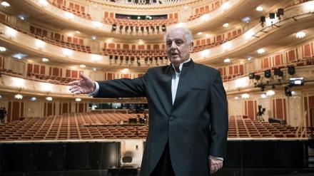 Generalmusikdirektor Daniel Barenboim steht am 29.09.2017 im Saal der sanierten Staatsoper in Berlin.