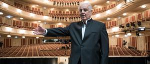 Generalmusikdirektor Daniel Barenboim steht am 29.09.2017 im Saal der sanierten Staatsoper in Berlin.
