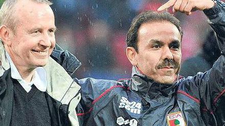Er lässt mich nicht im Regen stehen. Vereinspatron Walther Seinsch (l.) gibt seinem Trainer Jos Luhukay eine Jobgarantie, auch wenn alle 34 Spiele verloren gehen.