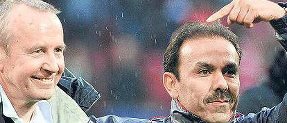 Er lässt mich nicht im Regen stehen. Vereinspatron Walther Seinsch (l.) gibt seinem Trainer Jos Luhukay eine Jobgarantie, auch wenn alle 34 Spiele verloren gehen.
