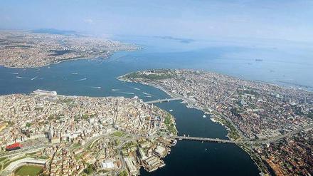 150 Millionen Euro, ein Kilometer. Die Brücke soll das Goldene Horn (re.) mit dem Stadtteil Beyoglu (li.) verbinden. 