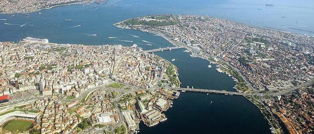 150 Millionen Euro, ein Kilometer. Die Brücke soll das Goldene Horn (re.) mit dem Stadtteil Beyoglu (li.) verbinden.