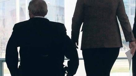 Kanzlerin und Schatzmeister: Wolfgang Schäuble (links) steht Steuersenkungen skeptisch gegenüber. Die Liberalen kommentieren dies jetzt zurückhaltender. 