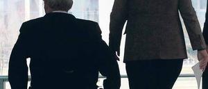 Kanzlerin und Schatzmeister: Wolfgang Schäuble (links) steht Steuersenkungen skeptisch gegenüber. Die Liberalen kommentieren dies jetzt zurückhaltender.