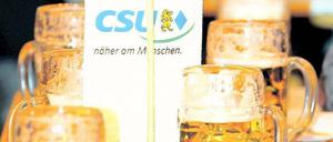 Kein Problem der Christsozialen - jedenfalls nicht nur: Zu viel Sprit fließt an vielen Polit-Stammtischen.