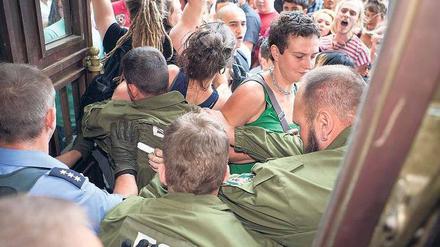 Kein Zutritt. Vor Neuköllns Rathaus demonstrierten Hunderte für Jugendhilfeeinrichtungen. Die Polizei ließ keinen mehr hinein, nachdem einige randaliert hatten.