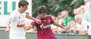 In Bedrängnis. Raúl (rechts), hier im Freundschaftsspiel gegen den russischen Klub Anschi Machatschkala, muss beim FC Schalke 04 um seinen Stammplatz im Angriff fürchten.