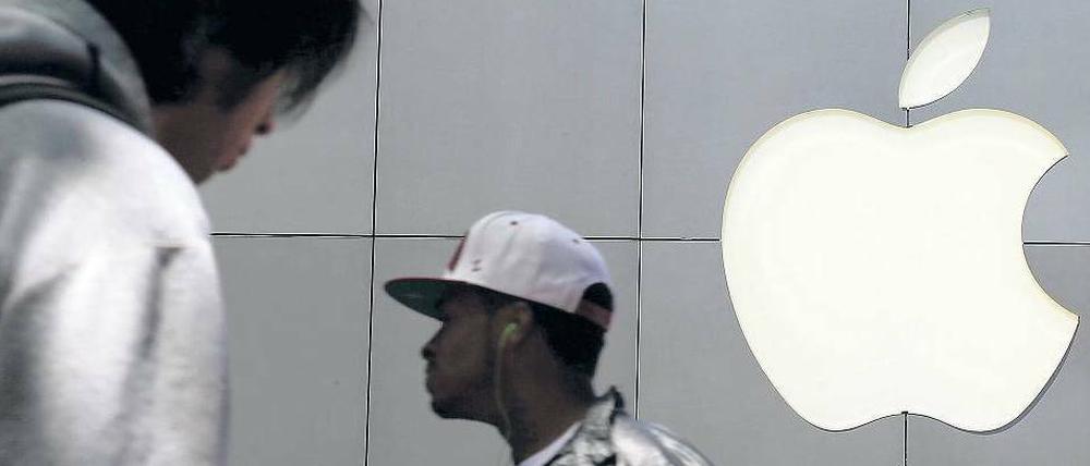 Im Zeichen des Apfels. Apple überrascht auch Skeptiker mit immer neuen Verkaufsrekorden. Je größer der Konzern aber wird, desto riskanter ist die elitäre Strategie, immer etwas teurer als die Konkurrenz zu sein. 