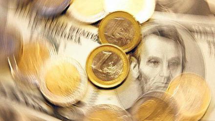 Fliehkraft. Binnen einer Dekade haben sich die Schulden der Welt verdoppelt. Findet die Politik keinen Ausweg, droht Inflation.