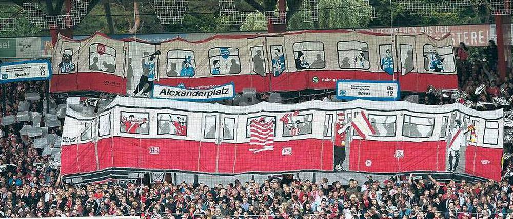 Wohin geht die Reise? Vor allem bei älteren Fans des 1. FC Union stieß die Nachricht von Dirk Zinglers Wehrzeit beim Stasi-Regiment auf Unverständnis. Die Mehrheit der Anhänger hält aber zum Präsidenten.