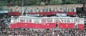 Wohin geht die Reise? Vor allem bei älteren Fans des 1. FC Union stieß die Nachricht von Dirk Zinglers Wehrzeit beim Stasi-Regiment auf Unverständnis. Die Mehrheit der Anhänger hält aber zum Präsidenten.