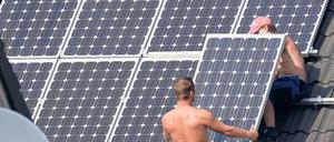 Profis am Werk. Die Markt- und Förderbedingungen für Fotovoltaikanlagen auf Eigenheimen sind in diesem Jahr besser, als von vielen Beobachtern erwartet. Wer sich für eine solche Investition entscheidet, sollte spezialisierte Handwerksbetriebe beauftragen. Das erleichtert auch die Klärung von Haftungsfragen.