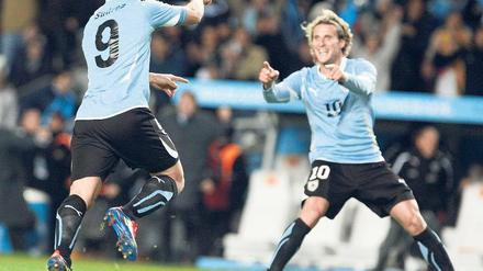 Alles nach Plan. Diego Forlan (r.) und Uruguay überlassen nichts dem Zufall. Foto: dpa