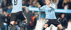 Alles nach Plan. Diego Forlan (r.) und Uruguay überlassen nichts dem Zufall. Foto: dpa