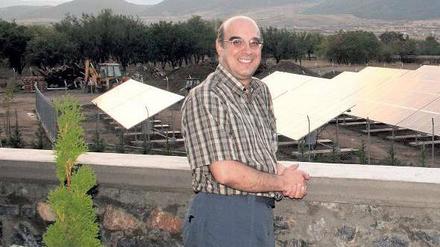 „Die Sonne scheint immer“. Unternehmer Stefan Mittmann vor einer Fotovoltaikanlage in Amyntaion, Nordgriechenland. 