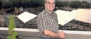 „Die Sonne scheint immer“. Unternehmer Stefan Mittmann vor einer Fotovoltaikanlage in Amyntaion, Nordgriechenland. 