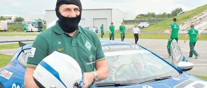 Das ist kein Banküberfall. Bremens Manager Klaus Allofs übt bei einem Fahrsicherheitstraining, wie man sich nicht aus der Bahn werfen lässt.