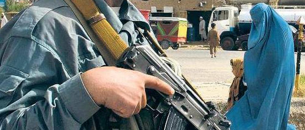 Bitte übernehmen Sie! Afghanischer Polizist in Herat. Foto: dpa