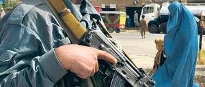 Bitte übernehmen Sie! Afghanischer Polizist in Herat. Foto: dpa