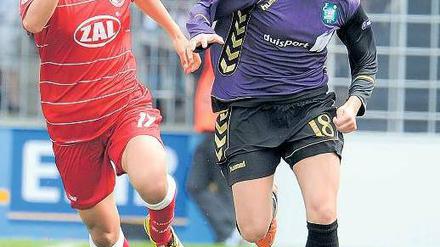 Sponsor im Spiel. Weltmeisterin Yuki Nagasato (l.) aus Japan im Dress von Turbine Potsdam, Duisburgerin Sonja Fuss. Foto: dpa