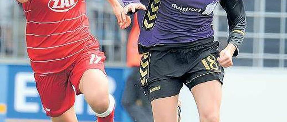 Sponsor im Spiel. Weltmeisterin Yuki Nagasato (l.) aus Japan im Dress von Turbine Potsdam, Duisburgerin Sonja Fuss. Foto: dpa