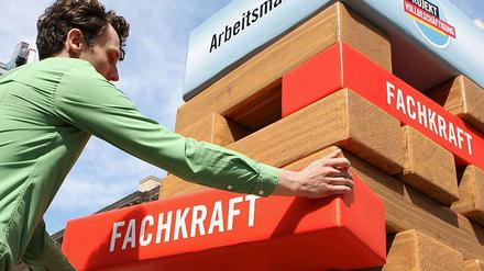 Ein Turm aus Styropor-Bausteinen, soll den ohne Fachkräfte zusammenbrechenden Arbeitsmarkt symbolisieren. Die Initiative Neue Soziale Marktwirtschaft fordert mehr Initiativen gegen den Fachkräftemangel.