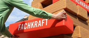 Ein Turm aus Styropor-Bausteinen, soll den ohne Fachkräfte zusammenbrechenden Arbeitsmarkt symbolisieren. Die Initiative Neue Soziale Marktwirtschaft fordert mehr Initiativen gegen den Fachkräftemangel.