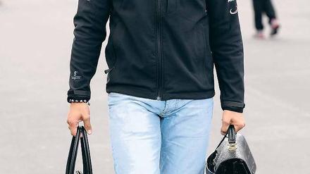 Einer trage des eigenen Last. Michael Schumacher kommt auch in seinem Auto oft nur noch im Schrittempo voran – wenn er nicht gerade Unfälle verursacht. Foto: dapd