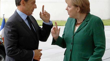 Wer von beiden weiß es besser? Frankreichs Präsident Sarkozy war zu Gast in Merkels Kanzleramt.