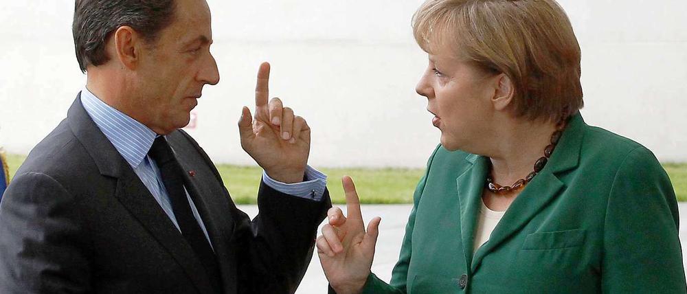 Wer von beiden weiß es besser? Frankreichs Präsident Sarkozy war zu Gast in Merkels Kanzleramt.