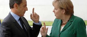 Wer von beiden weiß es besser? Frankreichs Präsident Sarkozy war zu Gast in Merkels Kanzleramt.