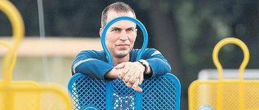 Tarnung ist alles. Hertha-Trainer Markus Babbel beobachtet seine Spieler. 