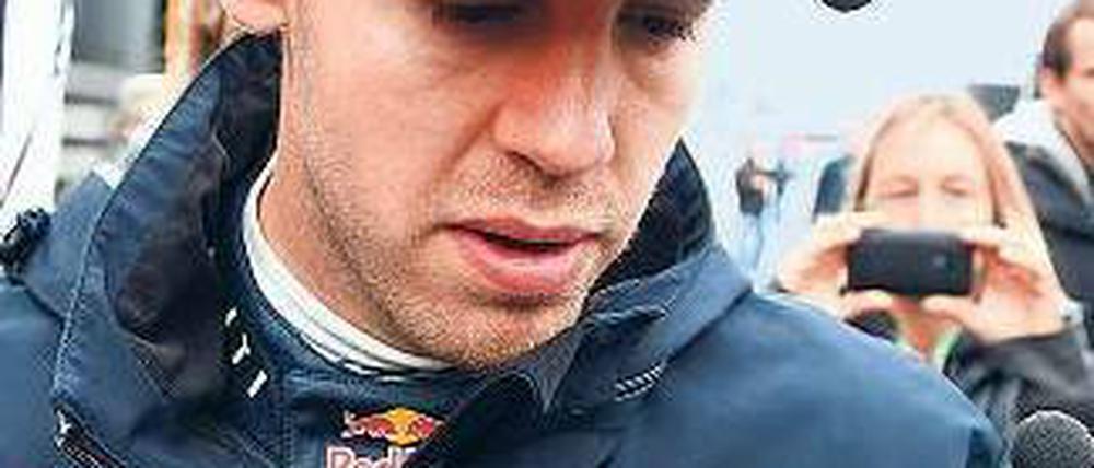 Trübe Gasse. Ein enttäuschter Sebastian Vettel bahnt sich nach dem vierten Platz auf dem Nürburgring seinen Weg durch die Menschenmenge. Foto: dpa