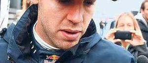 Trübe Gasse. Ein enttäuschter Sebastian Vettel bahnt sich nach dem vierten Platz auf dem Nürburgring seinen Weg durch die Menschenmenge. Foto: dpa
