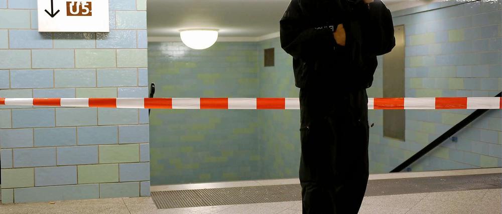 Absperrung vor dem Gleis zur U-Bahnlinie 5.