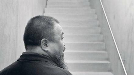 Auch der längste Weg beginnt mit einem ersten Schritt. Ai Weiwei im Kunsthaus Bregenz, am Fuße der Treppe in dem von Peter Zumthor entworfenen Bau. Foto: Sagmeister