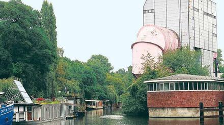 Haus und Boote. Seit 1995 gehört das Institut zur TU Berlin.