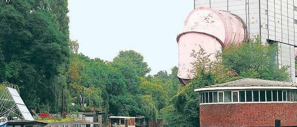 Haus und Boote. Seit 1995 gehört das Institut zur TU Berlin.