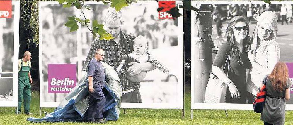 Ausgepackt. Den SPD-Spitzenkandidaten Klaus Wowereit sucht man auf den Wahlplakaten vergeblich. Er wird erst in einigen Wochen auf die Stadt herablächeln. Foto: Reuters