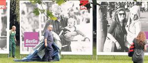 Ausgepackt. Den SPD-Spitzenkandidaten Klaus Wowereit sucht man auf den Wahlplakaten vergeblich. Er wird erst in einigen Wochen auf die Stadt herablächeln. Foto: Reuters