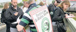 Weichenstellung. Die Initiative S-Bahn-Tisch begann am Freitag, am S-Bahnhof Warschauer Straße Unterschriften zu sammeln. Sie will mit einem Volksbegehren erreichen, dass künftig mehr Züge fahren und wieder Personal für die Bahnhöfe eingestellt wird. Foto: Ecopix
