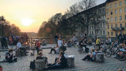 Kreuzberger Idyll. Die Admiralbrücke ist seit Jahren beliebt und populär, vor allem wegen der schönen Sonnenuntergänge. Doch die Menschen machen auch Krach – zum Ärger der vielen Anwohner, die nicht schlafen konnten.