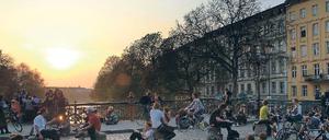 Kreuzberger Idyll. Die Admiralbrücke ist seit Jahren beliebt und populär, vor allem wegen der schönen Sonnenuntergänge. Doch die Menschen machen auch Krach – zum Ärger der vielen Anwohner, die nicht schlafen konnten.