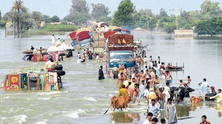 Erst die Flut, dann die Flucht. So sah es in Pakistan vor einem Jahr aus, Zigtausende mussten die überfluteten Regionen verlassen. Viele arme Familien haben bis heute kein neues Heim und leben in Notcamps. Foto: Matiullah Achakzai/dpa