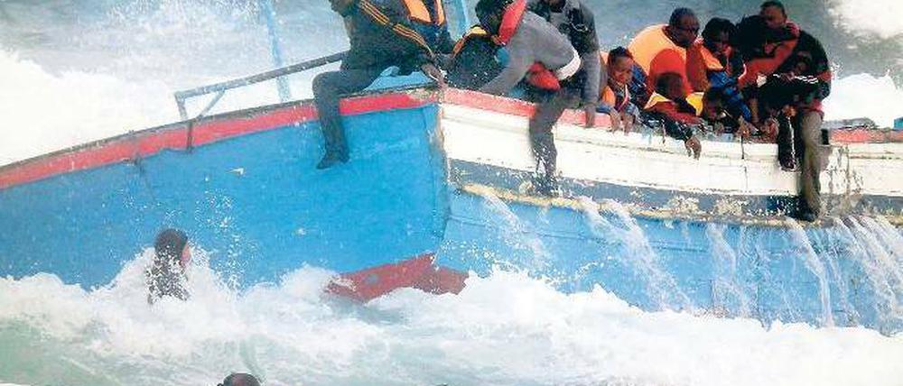 Flüchtlingstragödie. Mächtige Wellen umspülen ein Boot mit Flüchtingen. Vor drei Monaten gerieten Italien und Frankreich in Streit über den Umgang mit ihnen. Foto: dpa