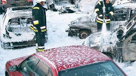 Einsatz in Niederschönhausen. Mehr als 20 Wagen brannten hier ab.Foto: dpa