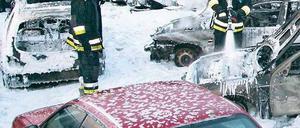 Einsatz in Niederschönhausen. Mehr als 20 Wagen brannten hier ab.Foto: dpa