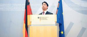 Griechenlands Not und Röslers Beitrag. Der Bundeswirtschaftsminister hat sich am Mittwoch mit Wirtschaftsvertretern Gedanken gemacht, wie man Griechenland helfen kann. Ob der neue Parteivorsitzende damit auch seiner FDP hilft? Sie liegt nach der neuesten Forsa-Umfrage bei nur noch drei Prozent. 