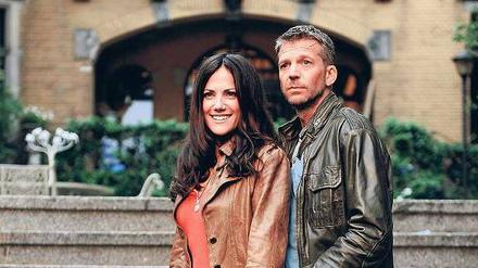 Vor der Villa Herz. Bettina Zimmermann und Kai Wiesinger. Foto: dapd
